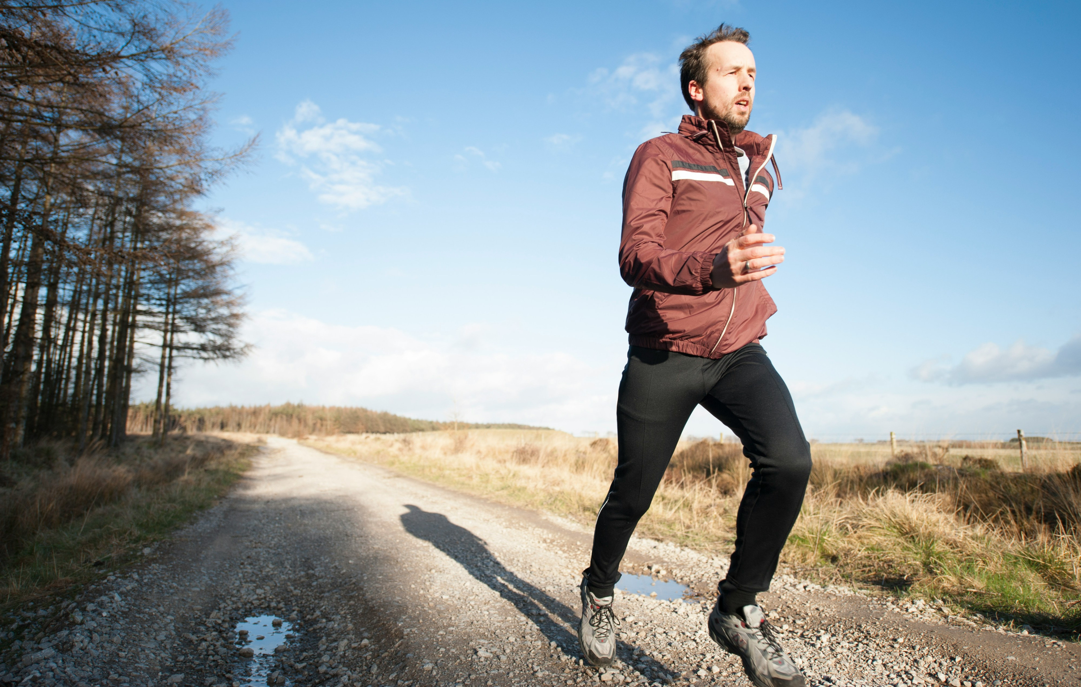 Sportler joggt in Sonne